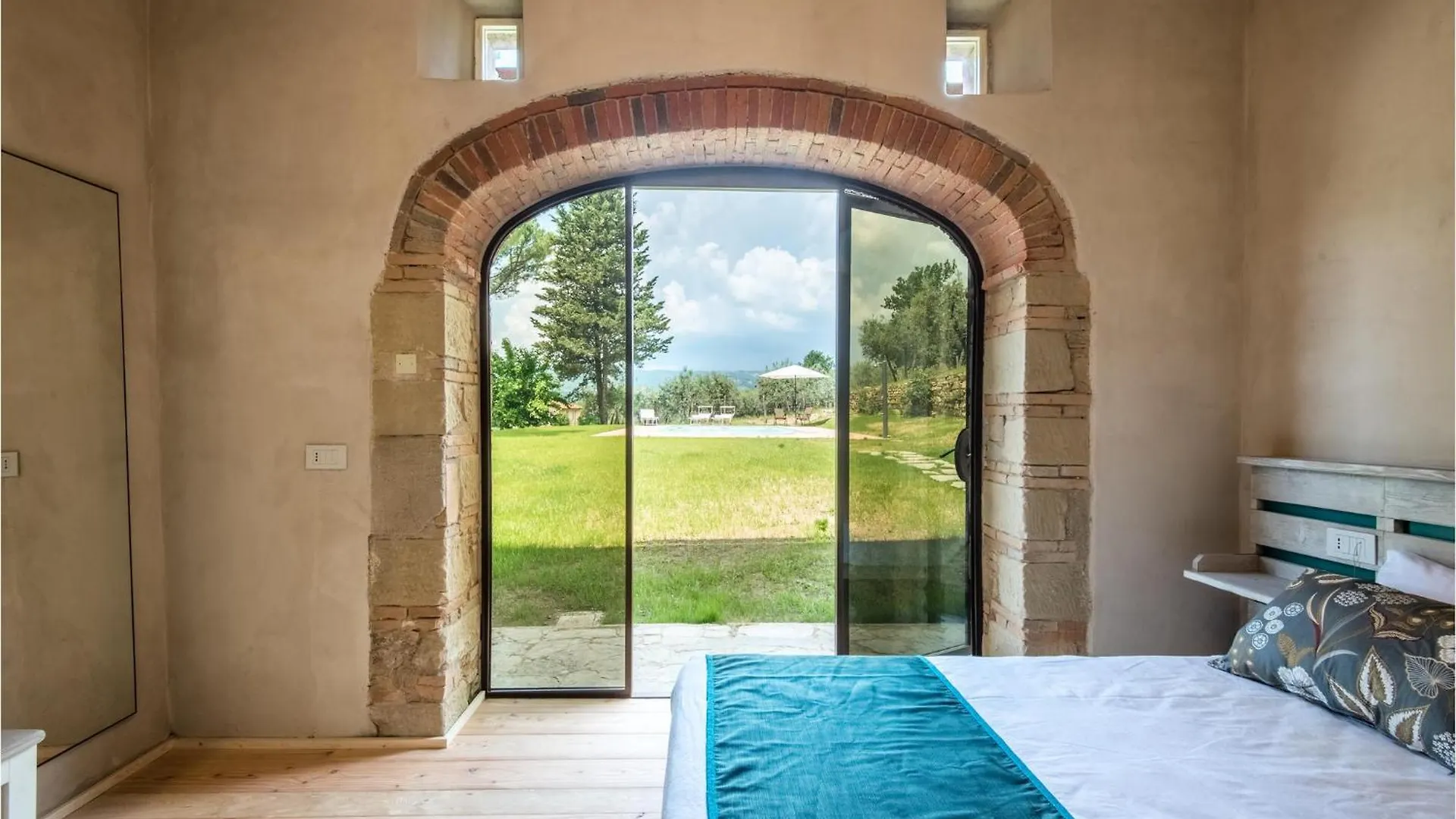 5 Bedroom Gorgeous Home In Arezzo